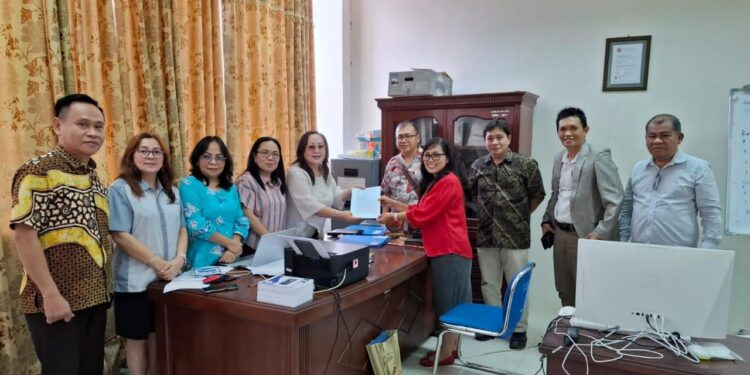 Wakil Direktur 1 Bidang Akademik Polimdo, Dr Ir Tineke Saroinsong SST MEng saat mendaftarkan bakal calon diretur Polimdo. (Foto: meikel/barta)