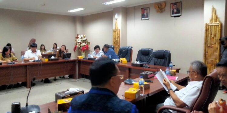 Proses pembahasan Ranperda Perlindungan dan Pelestarian Danau Tondano. (Foto: meikel/barta)