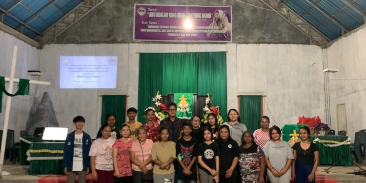Foto bersama akademisi Polimdo bersama Jemaat Gmim Dulos Kimbitan Mapanget (Foto; istimewa)
