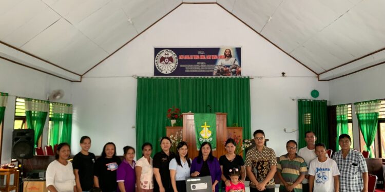 Saat GMIM Gunung Hermon Manado Mendapatkan Bantuan Proyektor dari Polimdo. (Foto: istimewa)