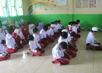Para siswa Madrasah Ibtidaiyah Al-Hidayah Melonguane sedang melakukan sholat dhuha.