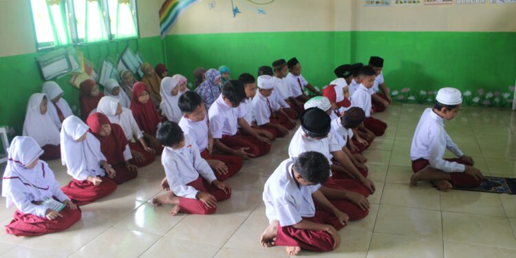 Para siswa Madrasah Ibtidaiyah Al-Hidayah Melonguane sedang melakukan sholat dhuha.