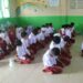 Para siswa Madrasah Ibtidaiyah Al-Hidayah Melonguane sedang melakukan sholat dhuha.