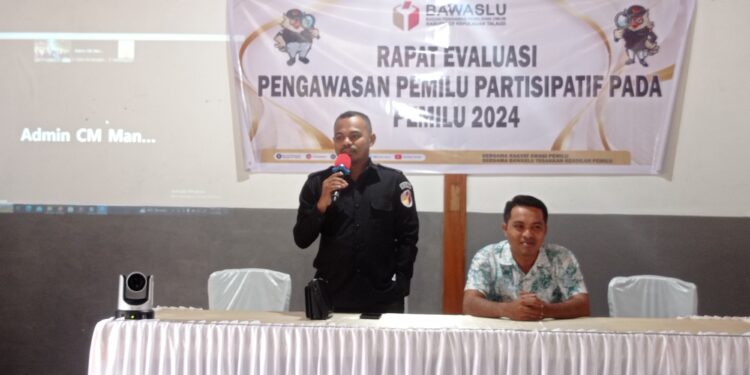 Koordinator Divisi Hukum, Pencegahan, Partisipasi Masyarakat dan Hubungan Masyarakat Bawaslu Kabupaten Kepulauan Talaud, Sidra Sofyan, S.Pd., M.Pd saat memberikan sambutan.