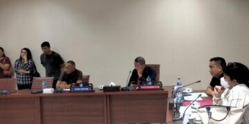 Saat James Tuuk mendengarkan penjelasan dari pihak Indomaret. (foto: meikel/barta)