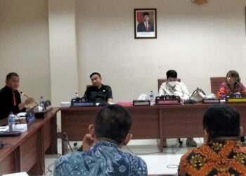 Saat James Tuuk mempertanyakan izin dari toko Indomaret. (foto: meikel/barta)