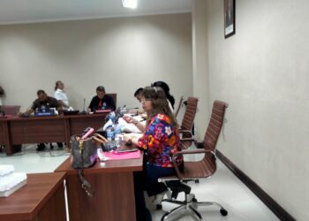 Anggota DPRD Provinsi Sulut, Inggried Sondakh pertanyakan soal sistem ke pihak Indomaret. (Foto: meikel/barta)