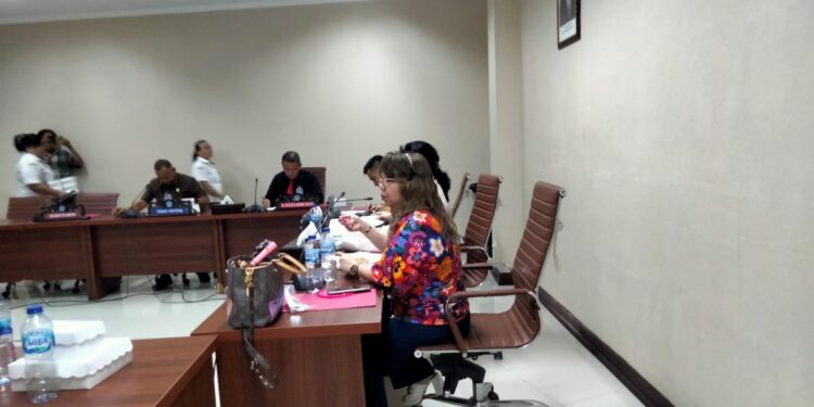 Anggota DPRD Provinsi Sulut, Inggried Sondakh pertanyakan soal sistem ke pihak Indomaret. (Foto: meikel/barta)