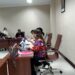 Anggota DPRD Provinsi Sulut, Inggried Sondakh pertanyakan soal sistem ke pihak Indomaret. (Foto: meikel/barta)