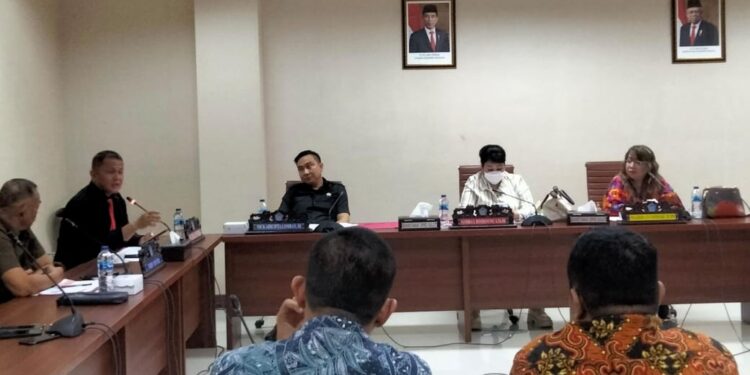 Saat James Tuuk mempertanyakan izin dari toko Indomaret. (foto: meikel/barta)
