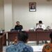 Saat James Tuuk mempertanyakan izin dari toko Indomaret. (foto: meikel/barta)