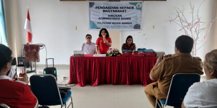 Kepala Jurusan AB Polimdo, Juliet P. T Makinggung, SE., M.Si saat memberikan sambutan. (Foto: meikel/barta)