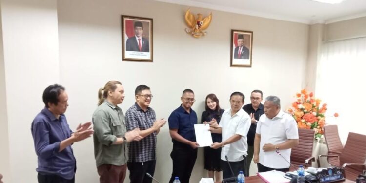 RDP Komisi IIi DPRD Sulut bersama PLN dan Para Vendor. (Foto: meikel/barta)