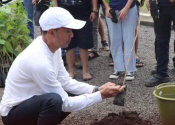 Komisioner KPU Sulut Awaluddin Umbola menanam pohon dalam iven camping bersama pegiat lingkungan jadi simbolisasi KPU mengantisipasi dampak sampah plastik di Pilkada serentak. (foto: KPU Sulut)
