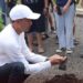 Komisioner KPU Sulut Awaluddin Umbola menanam pohon dalam iven camping bersama pegiat lingkungan jadi simbolisasi KPU mengantisipasi dampak sampah plastik di Pilkada serentak. (foto: KPU Sulut)