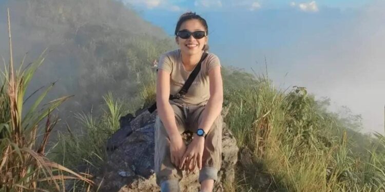 Lishaa Maramis saat berada di Puncak Gunung Empung. (Foto: istimewa)