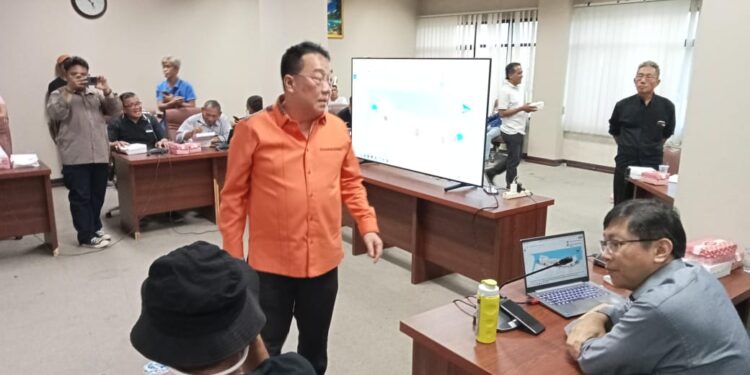 Anggota DPRD Sulut, Yongkie Limen Walk Out dari RDP. (foto: meikel/barta)