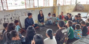 OJK memberikan edukasi kepada anak-anak di Pasar Bersehati Manado. (Foto; meikel/barta)