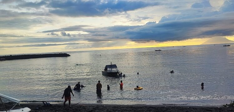 Pantai Karangria garis pesisir indah yang kini terancam hilang akibat proyek reklamasi. (foto: barta1)