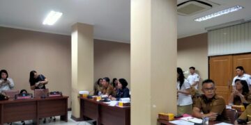 Kadis Pendidikan Provinsi Sulut, Femmy J. Suluh, saat menjawab pertanyaan dari anggota DPRD Sulut. (Foto: meikel/barta)