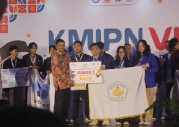 Mahasiswa Polimdo Menerima Penghargaan Juara 1 Skema Hackathon. (Foto: istimewa)
