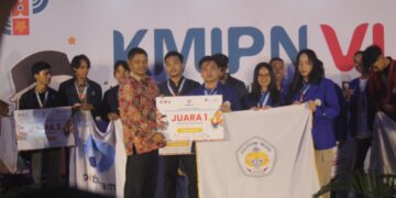 Mahasiswa Polimdo Menerima Penghargaan Juara 1 Skema Hackathon. (Foto: istimewa)