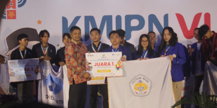 Mahasiswa Polimdo Menerima Penghargaan Juara 1 Skema Hackathon. (Foto: istimewa)