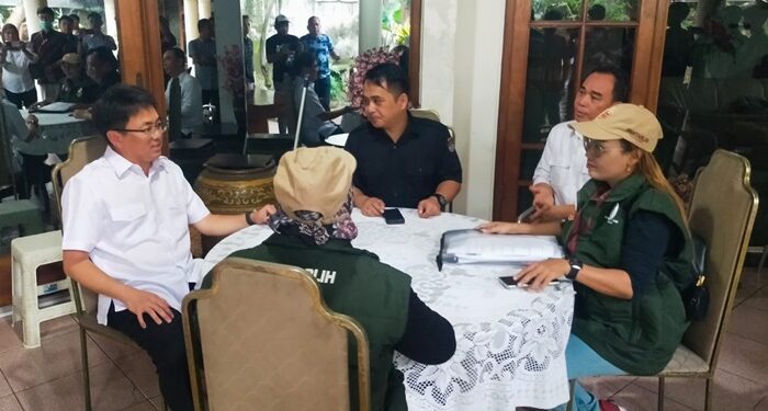Proses coklit yang dilakukan Pantarlih pada keluarga Walikota Manado Andrei Angouw. (foto: Asrar Jusuf)