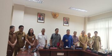 foto bersama Komisi III DPRD Sulut bersama PUPRD Sulut. (Foto: meikel/barta)