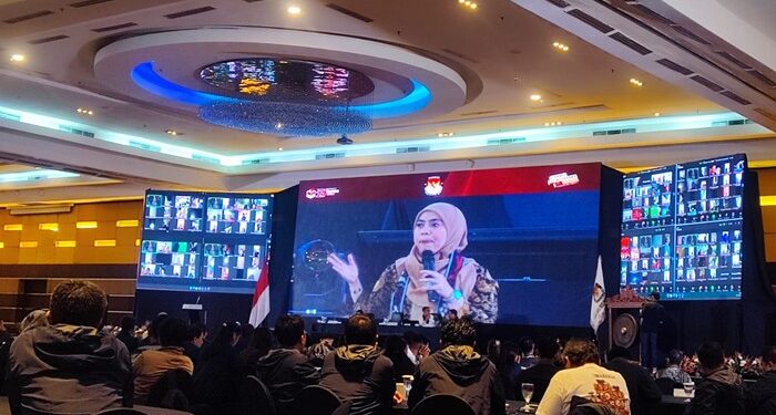 Rapat evaluasi terkait proses coklit yang dilaksanakan KPU Sulut menghadirkan komisioner KPU RI Betty Epsilon Idroos. (foto: Barta1)