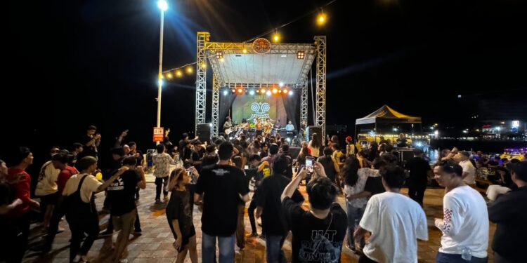 Antusias Masyarakat Dengan Penampilan Bali Reggae Star Festival di Manado. (Foto: istimewa)