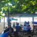 Tak hanya objek rekreasi, Pantai Karangria juga digunakan warga sebagai lokasi beribadah di luar ruangan. (foto: barta1)