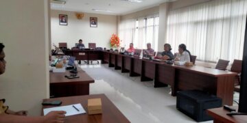 Warga Minut, Sandra Polly menyampaikan asprasinya kepada Komisi III DPRD Sulut. (Foto: meikel/barta)