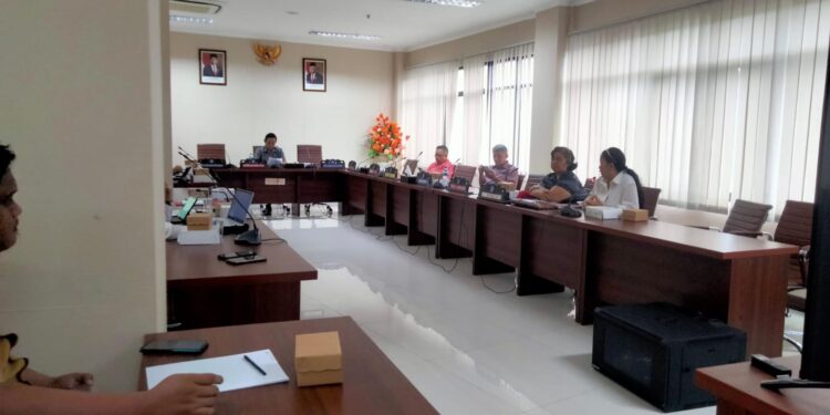 Warga Minut, Sandra Polly menyampaikan asprasinya kepada Komisi III DPRD Sulut. (Foto: meikel/barta)