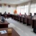 Warga Minut, Sandra Polly menyampaikan asprasinya kepada Komisi III DPRD Sulut. (Foto: meikel/barta)