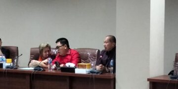 Anggota DPRD Provinsi Sulut, Toni Supit saat mengapresiasi kinerja ketua Pansus Kebudayaan. (foto: meikel/barta)