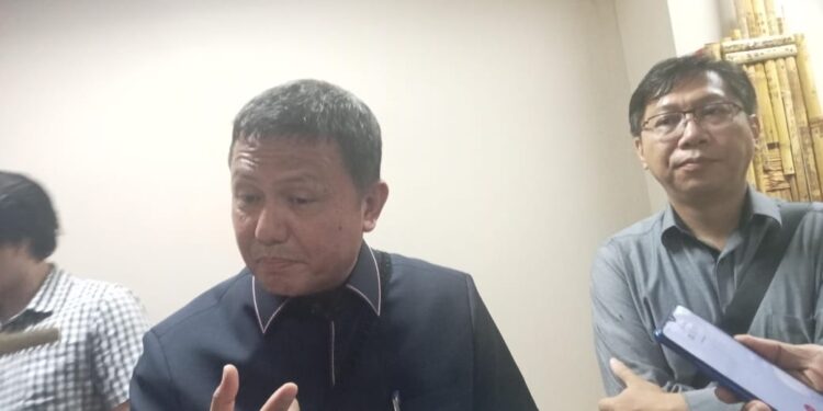 James Tuuk dan Martinus Salim saat diwawancarai. (foto: meikel/barta)