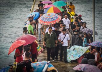 Foto: Penjabat Bupati Kabupaten Kepulauan Sangihe, Albert Huppy Wounde, saat mengunjungi pulau terluar NKRI di Kecamatan Marore. (Dok. Istimewa)
