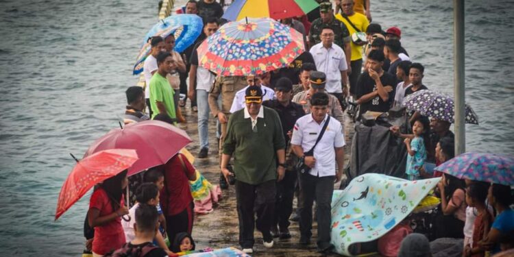 Foto: Penjabat Bupati Kabupaten Kepulauan Sangihe, Albert Huppy Wounde, saat mengunjungi pulau terluar NKRI di Kecamatan Marore. (Dok. Istimewa)