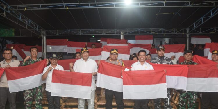 Foto: Bupati bersama unsur Forkopimda dan masyarakat mengibarkan bendera Merah Putih di Kecamatan Kepulauan Marore perbatasan Indonesia dan Filipina. (Dok. Istimewa)