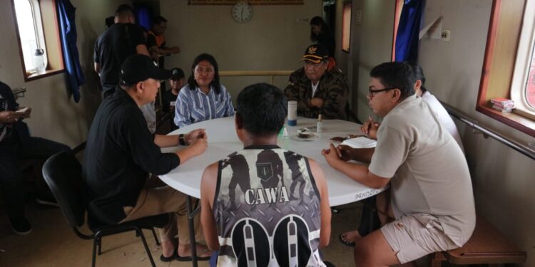 Foto: Kepala Desa Matutuang, Nurrusiyanti Manderes saat menemui Pj. Bupati Sangihe di atas Kapal Sabuk Nusantara 109. (Dok. istimewa)