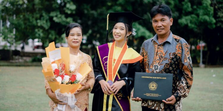 Lois Yunike Ginoga bersama kedua orang tua. (foto: istimewa)