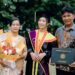 Lois Yunike Ginoga bersama kedua orang tua. (foto: istimewa)