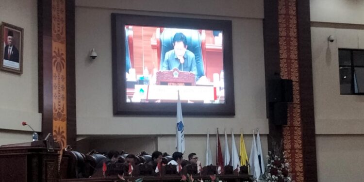 Situasi Paripurna DPRD Provinsi Sulut. (Foto: meikel/barta)