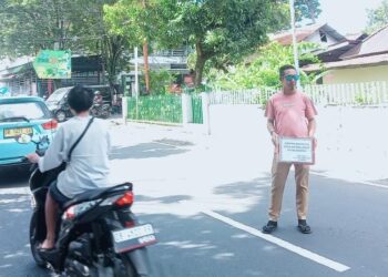 Pembina Remaja Masjid An Nimah, Robby Bikki saat melakukan penggalangan dana. (Foto: meikel/barta)