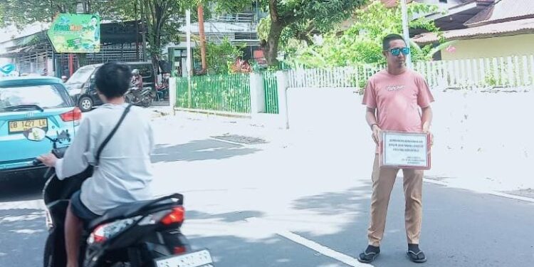 Pembina Remaja Masjid An Nimah, Robby Bikki saat melakukan penggalangan dana. (Foto: meikel/barta)