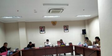 RDP Komisi II DPRD Provinsi Sulut bersama Dinas Perdagangan dan PTSP. (foto: meikel/barta)