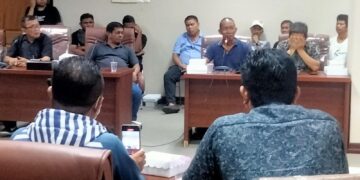 Juru bicara masyarakat menolak reklamasi, Pieter Sasundame saat menyampaikan aspirasinya. (foto: meikel/barta)