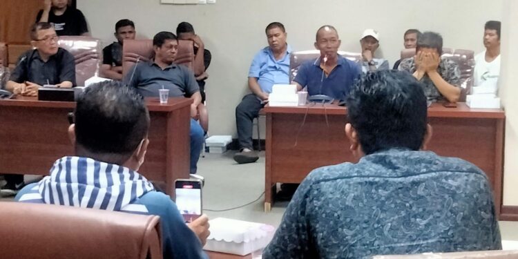 Juru bicara masyarakat menolak reklamasi, Pieter Sasundame saat menyampaikan aspirasinya. (foto: meikel/barta)