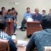Juru bicara masyarakat menolak reklamasi, Pieter Sasundame saat menyampaikan aspirasinya. (foto: meikel/barta)